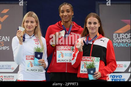 Adrianna Sulek, il belga Nafissatou Nafi Thiam e lo svizzero Annik Kalin hanno raffigurato durante la cerimonia del podio delle donne, il nono giorno dei Campionati europei di Atletica, a Monaco di Baviera 2022, in Germania, venerdì 19 agosto 2022. La seconda edizione dei Campionati europei si svolge dal 11 al 22 agosto e prevede nove sport. BELGA FOTO BENOIT DOPPAGNE Foto Stock