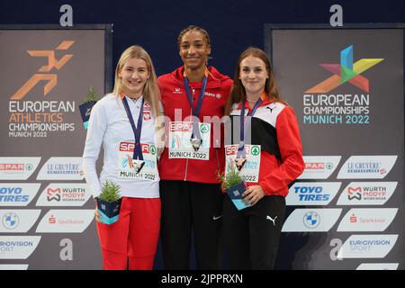 Adrianna Sulek, il belga Nafissatou Nafi Thiam e lo svizzero Annik Kalin hanno raffigurato durante la cerimonia del podio delle donne, il nono giorno dei Campionati europei di Atletica, a Monaco di Baviera 2022, in Germania, venerdì 19 agosto 2022. La seconda edizione dei Campionati europei si svolge dal 11 al 22 agosto e prevede nove sport. BELGA FOTO BENOIT DOPPAGNE Foto Stock