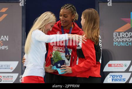 Adrianna Sulek, il belga Nafissatou Nafi Thiam e lo svizzero Annik Kalin hanno raffigurato durante la cerimonia del podio delle donne, il nono giorno dei Campionati europei di Atletica, a Monaco di Baviera 2022, in Germania, venerdì 19 agosto 2022. La seconda edizione dei Campionati europei si svolge dal 11 al 22 agosto e prevede nove sport. BELGA FOTO BENOIT DOPPAGNE Foto Stock