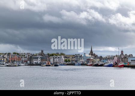 18 agosto 2022. Stornoway, Isola di Lewis, Highlands e Isole, Scozia. Si tratta di una scena del Porto di Stornoway in una mattinata di Agosto. Foto Stock