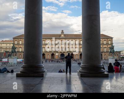 Palazzo reale di Napoli visto attraverso Piazza del Plebiscito dalla Chiesa di San Francesco di Paola Foto Stock