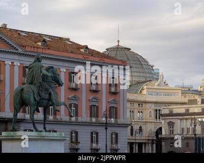 Ferdinando i statua equestre in Piazza del Plebiscito con Galleria Umberto i sullo sfondo, Napoli Foto Stock