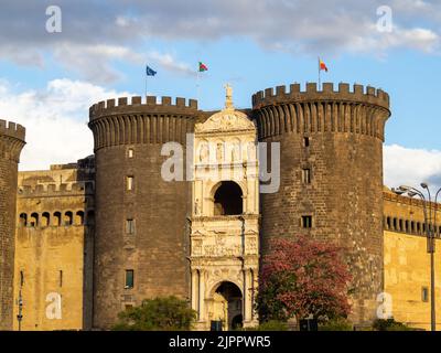 Castel nuovo arco trionfale integrato nella casa di guardia, Napoli Foto Stock