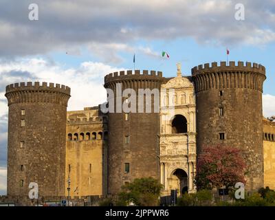 Castel nuovo arco trionfale integrato nella casa di guardia, Napoli Foto Stock