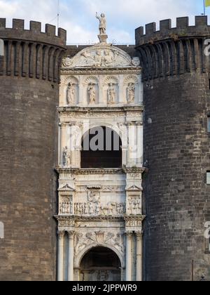 Castel nuovo arco trionfale integrato nella casa di guardia, Napoli Foto Stock