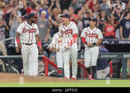 Atlanta, Georgia. USA; Atlanta Braves shortstop Vaughn Grissom (18) mostra le sue emozioni con la vittoria dopo una partita di baseball della Major League contro il New Yor Foto Stock