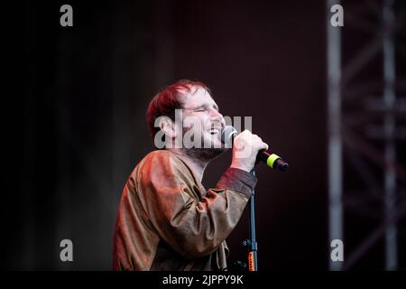 19 agosto 2022, Sassonia, Großpösna: Il cantante Michael Marco Fitzthum della band Wanda canta il primo giorno dell'Highfield Festival. Dal punto di vista degli organizzatori, il Festival degli Highfield presso il lago Störmthal, vicino a Lipsia, ha avuto un buon inizio. Sono stati venduti in anticipo circa 35.000 biglietti per l'evento musicale di tre giorni. Foto: Alexander Prautzsch/dpa-Zentralbild/dpa Foto Stock