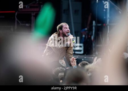 19 agosto 2022, Sassonia, Großpösna: Il cantante Michael Marco Fitzthum della band Wanda canta il primo giorno dell'Highfield Festival. Dal punto di vista degli organizzatori, il Festival degli Highfield presso il lago Störmthal, vicino a Lipsia, ha avuto un buon inizio. Sono stati venduti in anticipo circa 35.000 biglietti per l'evento musicale di tre giorni. Foto: Alexander Prautzsch/dpa-Zentralbild/dpa Foto Stock