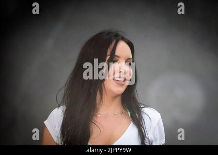 19 agosto 2022, Sassonia, Großpösna: Rapper Juju suona sul palco al Festival Highfield. Dal punto di vista degli organizzatori, il Festival degli Highfield presso il lago Störmthal, vicino a Lipsia, ha avuto un buon inizio. Venduti in anticipo circa 35.000 biglietti per l'evento musicale di tre giorni. Foto: Alexander Prautzsch/dpa-Zentralbild/dpa Foto Stock