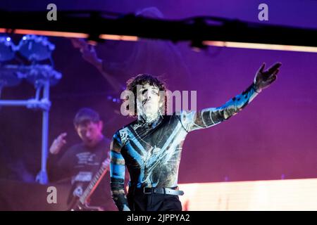 19 agosto 2022, Sassonia, Großpösna: Il cantante Oliver Sykes è sul palco con la sua band mi porta l'orizzonte al Highfield Festival in serata. Dal punto di vista degli organizzatori, il Festival degli Highfield presso il lago Störmthal, vicino a Lipsia, ha avuto un buon inizio. Circa 35.000 biglietti sono stati venduti in anticipo per l'evento musicale di tre giorni. Foto: Alexander Prautzsch/dpa-Zentralbild/dpa Foto Stock