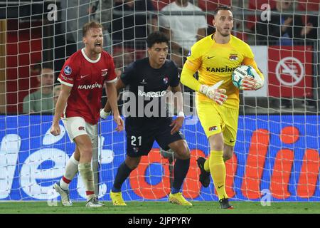 ALKMAAR, PAESI BASSI - 18 AGOSTO: Dani de wit di AZ Alkmaar, Vitor Carvalho di Gil Vicente, portiere Hobie Verhulst di AZ Alkmaar durante le Qualifiche della UEFA Europa Conference League - prima tappa tra AZ Alkmaar e Gil Vicente allo stadio AFAS il 18 agosto 2022 ad Alkmaar, Paesi Bassi (Foto di Peter Lous/Orange Pictures) Foto Stock