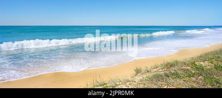 Una vista panoramica delle onde da surf che si infrangono e rotolano sulla spiaggia sabbiosa di Buddina sulla Sunshine Coast nel Queensland. Foto Stock