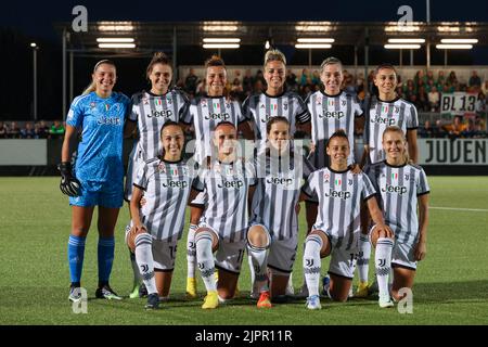 Torino, 18th agosto 2022. La Juventus sarting undici line up per una foto di squadra prima del calcio d'inizio, back row ( L to R ); Roberta Aprile, cristiana Girelli, Arianna Caruso, Martina Rosqui, Linda Sembrant e Agnese Bonfantini, prima fila ( L-R ); Julia Grosso, Barbara Bonansea, Sofie Junge Pedersen, Lisa Boattin e Amanda Nilden, nella partita della UEFA Womens Champions League al Juventus Training Centre di Torino. Il credito per le immagini dovrebbe essere: Jonathan Moskrop / Sportimage Credit: Sportimage/Alamy Live News Foto Stock