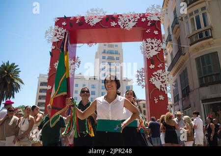 Un gruppo di persone si vede ballare 'Verdiales' (stile flamenco andaluso) in via Marques de Larios, mentre prendono parte alla fiera di Malaga 2022. Dopo due anni di cancellazione a causa della pandemia di coronavirus, migliaia di persone si riuniscono nelle strade principali della città per partecipare alla Fiera di Malaga in un'atmosfera festosa. Tra una settimana, migliaia di turisti e abitanti del luogo potranno assistere a concerti, balli di flamenco per le strade e altre attività come la fiera della corrida o gli spettacoli di cavalli. Foto Stock