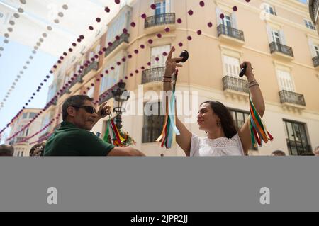 Malaga, Spagna. 19th ago, 2022. Un gruppo di persone si vede ballare 'Verdiales' (stile flamenco andaluso) in via Marques de Larios, mentre prendono parte alla fiera di Malaga 2022. Dopo due anni di cancellazione a causa della pandemia di coronavirus, migliaia di persone si riuniscono nelle strade principali della città per partecipare alla Fiera di Malaga in un'atmosfera festosa. Tra una settimana, migliaia di turisti e abitanti del luogo potranno assistere a concerti, balli di flamenco per le strade e altre attività come la fiera della corrida o gli spettacoli di cavalli. (Credit Image: © Jesus Merida/SOPA Images via ZUMA Press Wire) Foto Stock