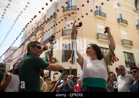 Malaga, Spagna. 19th ago, 2022. Un gruppo di persone si vede ballare 'Verdiales' (stile flamenco andaluso) in via Marques de Larios, mentre prendono parte alla fiera di Malaga 2022. Dopo due anni di cancellazione a causa della pandemia di coronavirus, migliaia di persone si riuniscono nelle strade principali della città per partecipare alla Fiera di Malaga in un'atmosfera festosa. Tra una settimana, migliaia di turisti e abitanti del luogo potranno assistere a concerti, balli di flamenco per le strade e altre attività come la fiera della corrida o gli spettacoli di cavalli. (Foto di Jesus Merida/SOPA Images/Sipa USA) Credit: Sipa USA/Alamy Live News Foto Stock