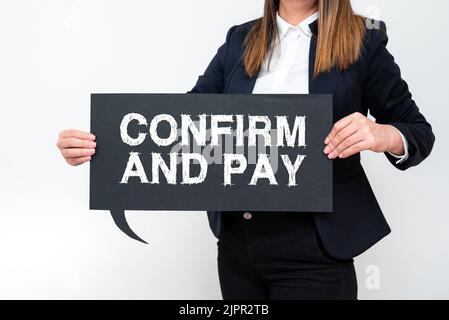 Segno di testo che mostra Conferma e paga, foto concettuale Check out i vostri acquisti e fare un pagamento Conferma Businesswoman Holding Speech Bubble con Foto Stock