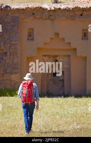 Un viaggiatore di fronte al sito archeologico 'Inaq UYU' sulla 'Moon Island' (Isla de la Luna o Koati), il Lago Titicaca, Copacabana, la Paz, Bolivia. Foto Stock