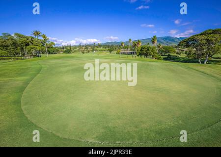 La vista attraverso il verde sulla quinta buca del campo da golf North Royal Kaanapali, Lahaina, Maui, Hawaii, USA. Foto Stock