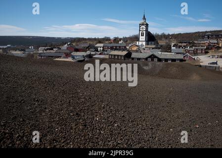 Una chiesa ottagonale in pietra imbiancata fu costruita nel 1784 a Røros, città mineraria con storici edifici in legno nella Norvegia centrale. Foto Stock