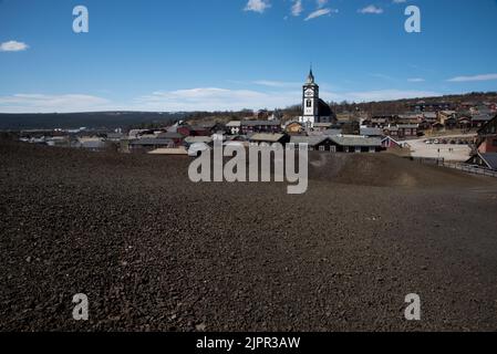 Una chiesa ottagonale in pietra imbiancata fu costruita nel 1784 a Røros, città mineraria con storici edifici in legno nella Norvegia centrale. Foto Stock