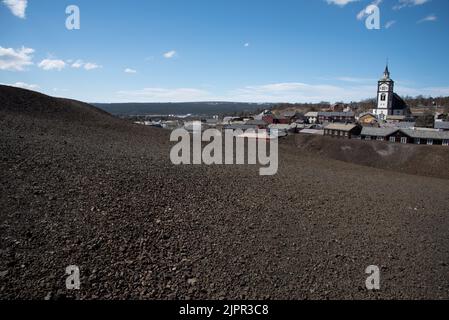 Una chiesa ottagonale in pietra imbiancata fu costruita nel 1784 a Røros, città mineraria con storici edifici in legno nella Norvegia centrale. Foto Stock