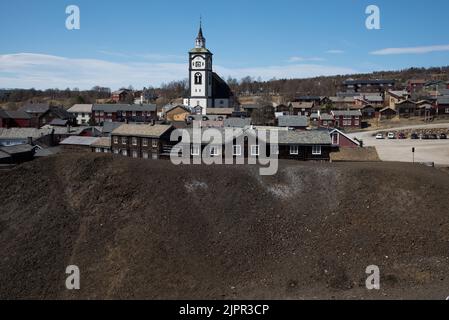 Una chiesa ottagonale in pietra imbiancata fu costruita nel 1784 a Røros, città mineraria con storici edifici in legno nella Norvegia centrale. Foto Stock