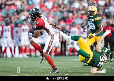 19 agosto 2022: Il quartback dei Redneri di Ottawa Caleb Evans (5) si svolge per un primo tempo durante il gioco CFL tra Edmonton Elks e Ottawa Redblacks tenutosi al TD Place Stadium di Ottawa, Canada. Daniel Lea/CSM Foto Stock