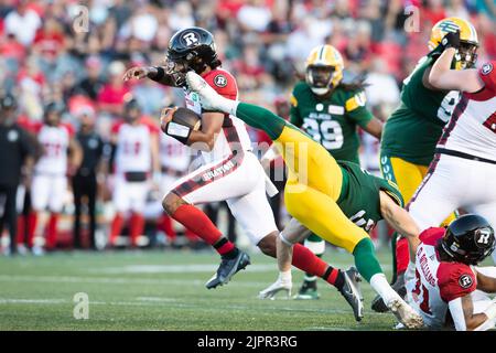 19 agosto 2022: Il quartback dei Redneri di Ottawa Caleb Evans (5) si svolge per un primo tempo durante il gioco CFL tra Edmonton Elks e Ottawa Redblacks tenutosi al TD Place Stadium di Ottawa, Canada. Daniel Lea/CSM Foto Stock