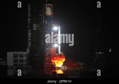 Xichang. 20th ago, 2022. Un lungo razzo portante del marzo 2D che trasporta un gruppo satellite di telerilevamento si spacca dal Centro di lancio satellite di Xichang nella provincia sudoccidentale di Sichuan, il 20 agosto 2022. I satelliti sono stati sollevati come il quarto lotto della famiglia Yaogan-35 alle 1:37 (ora di Pechino) ed entrati nell'orbita preimpostata. Saranno utilizzati principalmente per condurre esperimenti scientifici, indagini sulle risorse del territorio, stima della resa dei prodotti agricoli e prevenzione e riduzione delle catastrofi. Credit: Ying Longfei/Xinhua/Alamy Live News Foto Stock