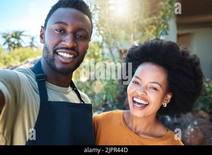 Coppia trendy che in estate porta selfie all'aperto per ricordi o per condividerli sui social media. Piccolo imprenditore o sommelier scattare foto con felice Foto Stock