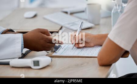 Scrittura delle mani del paziente, compilazione del modulo di assicurazione medica per informazioni in clinica professionale o stanza dell'ospedale. Medico, consulente medico o Foto Stock