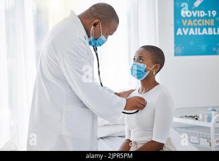 Medico che ascolta il battito cardiaco del paziente covid, respirazione e polmoni con stetoscopio per il controllo sanitario, test e consulenza in clinica. Medico Foto Stock