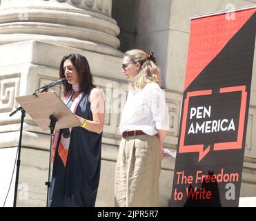 New York, New York, Stati Uniti. 19th ago, 2022. Gli autori ANDREA ELLIOTT e IL CAPOSQUADRA DI AMANDA partecipano alla manifestazione ''˜Stand with Salman: Defend the Freedom to Write' PEN America tenutasi a sostegno di Salman Rushdie, presso la Biblioteca pubblica di New York 42nd Street. (Credit Image: © Nancy Kaszerman/ZUMA Press Wire) Foto Stock