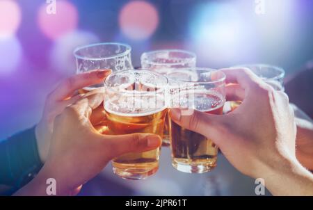 Gruppo di amici che brinda le birre al nightclub. I migliori amici che festeggiano insieme - concetto di vita notturna e di festa Foto Stock
