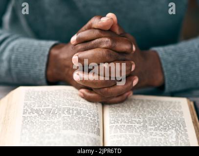 Trasformate le vostre preoccupazioni in preghiere, un uomo irriconoscibile che legge un libro. Foto Stock
