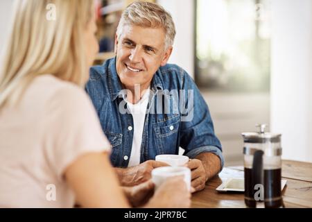 Ancora oggi mi piace la mia compagnia di wifes. Una coppia matura che si gusta un caffè la mattina. Foto Stock
