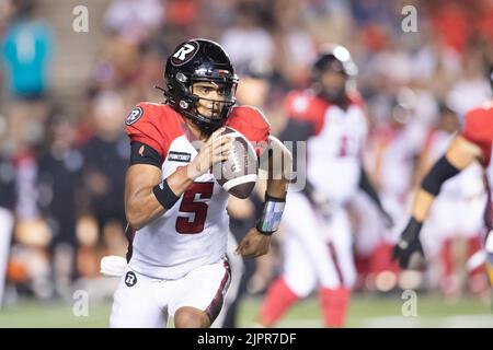 19 agosto 2022: Il quartback di Ottawa Redblacks Caleb Evans (5) corre con la palla durante la partita CFL tra Edmonton Elks e Ottawa Redblacks tenutasi al TD Place Stadium di Ottawa, Canada. Daniel Lea/CSM Foto Stock