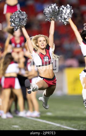 19 agosto 2022: Ottawa Redblacks cheerleaders in azione durante il gioco CFL tra Edmonton Elks e Ottawa Redblacks tenutosi al TD Place Stadium di Ottawa, Canada. Daniel Lea/CSM Foto Stock