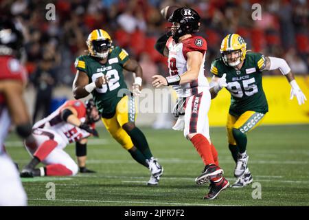 19 agosto 2022: Nick Arbuckle (19), il quartback dei Redneri di Ottawa, lancia la palla durante la partita CFL tra Edmonton Elks e Ottawa Redblacks tenutasi al TD Place Stadium di Ottawa, Canada. Daniel Lea/CSM Foto Stock