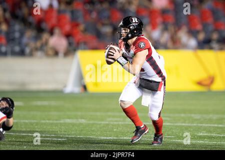 19 agosto 2022: Nick Arbuckle (19) corre con la palla nel quartback di Ottawa Redblacks durante la partita CFL tra Edmonton Elks e Ottawa Redblacks tenutasi al TD Place Stadium di Ottawa, Canada. Daniel Lea/CSM Foto Stock