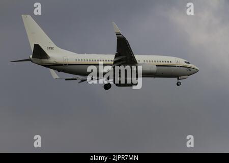 Un aereo di linea Boeing C40A Clipper con la marina statunitense che vola vicino alla base aerea NAF Atsugi. Kanagawa, giappone. Foto Stock