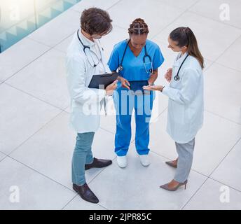Medici, personale sanitario o medici che discutono o consultano la diagnosi o il trattamento dei pazienti in ospedale. medico di medicina professionale, infermieri Foto Stock
