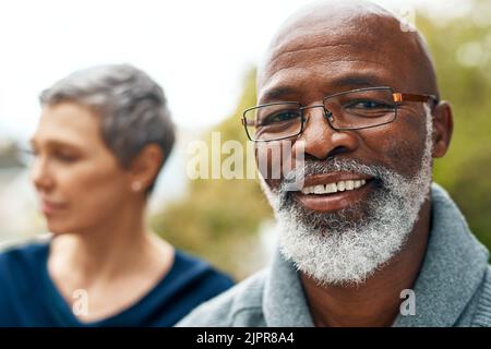 HES sempre felice. Una coppia anziana felice che gode di qualità del tempo al parco. Foto Stock