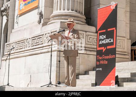 STATI UNITI. 19th ago, 2022. Gay Talese parla durante il rally PEN America a sostegno di Salman Rushdie e la libertà di scrivere su Steps of New York Public Library sulla Fifth Avenue a New York il 19 agosto 2022. Salman Rushdie è stato attaccato e ferito durante il discorso nello Stato occidentale di New York. Fu designato per la sua scrittura da estremista musulmano. Gli autori si radunano a sostegno di lui e leggono testi selezionati dal suo corpo di lavoro. (Foto di Lev Radin/Sipa USA) Credit: Sipa USA/Alamy Live News Foto Stock