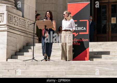 STATI UNITI. 19th ago, 2022. Amanda Foreman e Andrea Elliott parlano durante il rally PEN America a sostegno di Salman Rushdie e della libertà di scrivere su Steps of New York Public Library sulla Fifth Avenue a New York il 19 agosto 2022. Salman Rushdie è stato attaccato e ferito durante il discorso nello Stato occidentale di New York. Fu designato per la sua scrittura da estremista musulmano. Gli autori si radunano a sostegno di lui e leggono testi selezionati dal suo corpo di lavoro. (Foto di Lev Radin/Sipa USA) Credit: Sipa USA/Alamy Live News Foto Stock