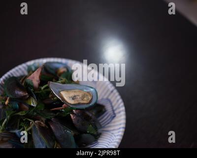 Thai Food cozze al vapore con basilico . Mangiato con salsa piccante. Foto Stock