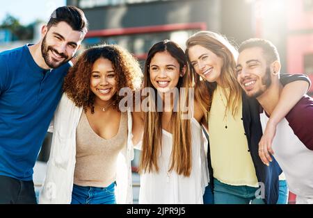 I fine settimana sono sempre meglio insieme, i giovani amici trascorrono la giornata fuori. Foto Stock