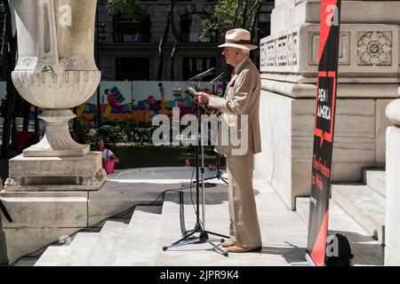 Bronx, New York, Stati Uniti. 19th ago, 2022. Gay Talese parla durante il rally PEN America a sostegno di Salman Rushdie e la libertà di scrivere su passi della Biblioteca pubblica di New York sulla Fifth Avenue. Salman Rushdie è stato attaccato e ferito durante il discorso nello Stato occidentale di New York. Fu designato per la sua scrittura da estremista musulmano. Gli autori si radunano a sostegno di lui e leggono testi selezionati dal suo corpo di lavoro. (Credit Image: © Lev Radin/ZUMA Press Wire) Foto Stock