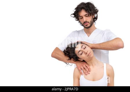Donna con aggiustamento della schiena chiropratica in clinica riabilitativa. Osteopatia, concetto di fisioterapia Foto Stock